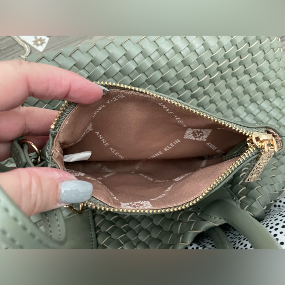 ✨🎁🎁Anne Klein Green Woven Tote Bag with Pouch✨NEW - Picture 9 of 14
